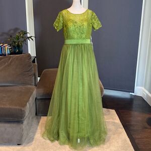 Women’s Full Length Tulle & Lace Sort Sleeve Dress with Zip Up Back Size 12 NWT